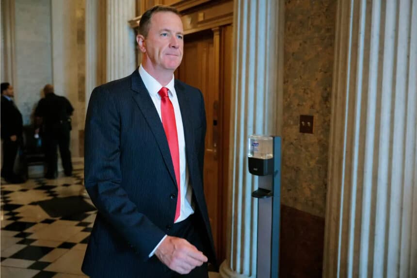 Sen. Eric Schmitt (R-Mo.) abandona la Cámara del Senado tras una votación en Washington el 1 de agosto de 2025. (Chip Somodevilla/Getty Images)