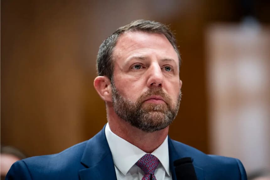 Sen. Markwayne Mullin (R-Okla.) testifica durante su audiencia de confirmación para dirigir el Departamento de Seguridad Nacional en el Capitolio en Washington el 18 de marzo de 2026. ( Madalina Kilroy/The Epoch Times)