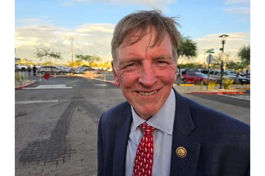 El representante Paul Gosar (republicano de Arizona) afuera de una manifestación en Glendale, Arizona, el 23 de agosto de 2024. (Allan Stein/The Epoch Times)