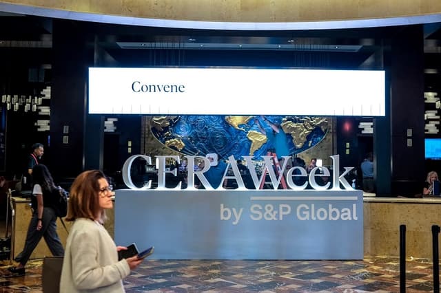 Una mujer pasa junto a un cartel de la CERAWeek en Houston, Texas, el 22 de marzo de 2026. (Ronaldo Schemidt/AFP vía Getty Images)
