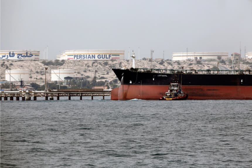 Un petrolero iraní atracando en la plataforma de la instalación petrolera en la isla Kharg, a orillas del Golfo, el 12 de marzo de 2017. (Atta Kenare/AFP vía Getty Images)