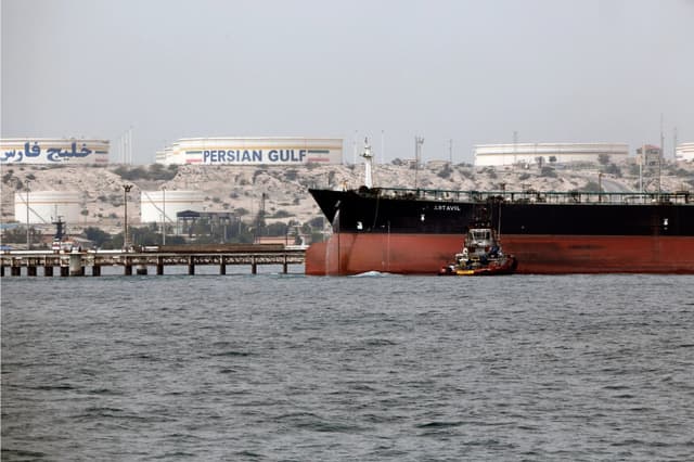 Un petrolero iraní atracando en la plataforma de la instalación petrolera en la isla Kharg, a orillas del Golfo, el 12 de marzo de 2017. (Atta Kenare/AFP vía Getty Images)
