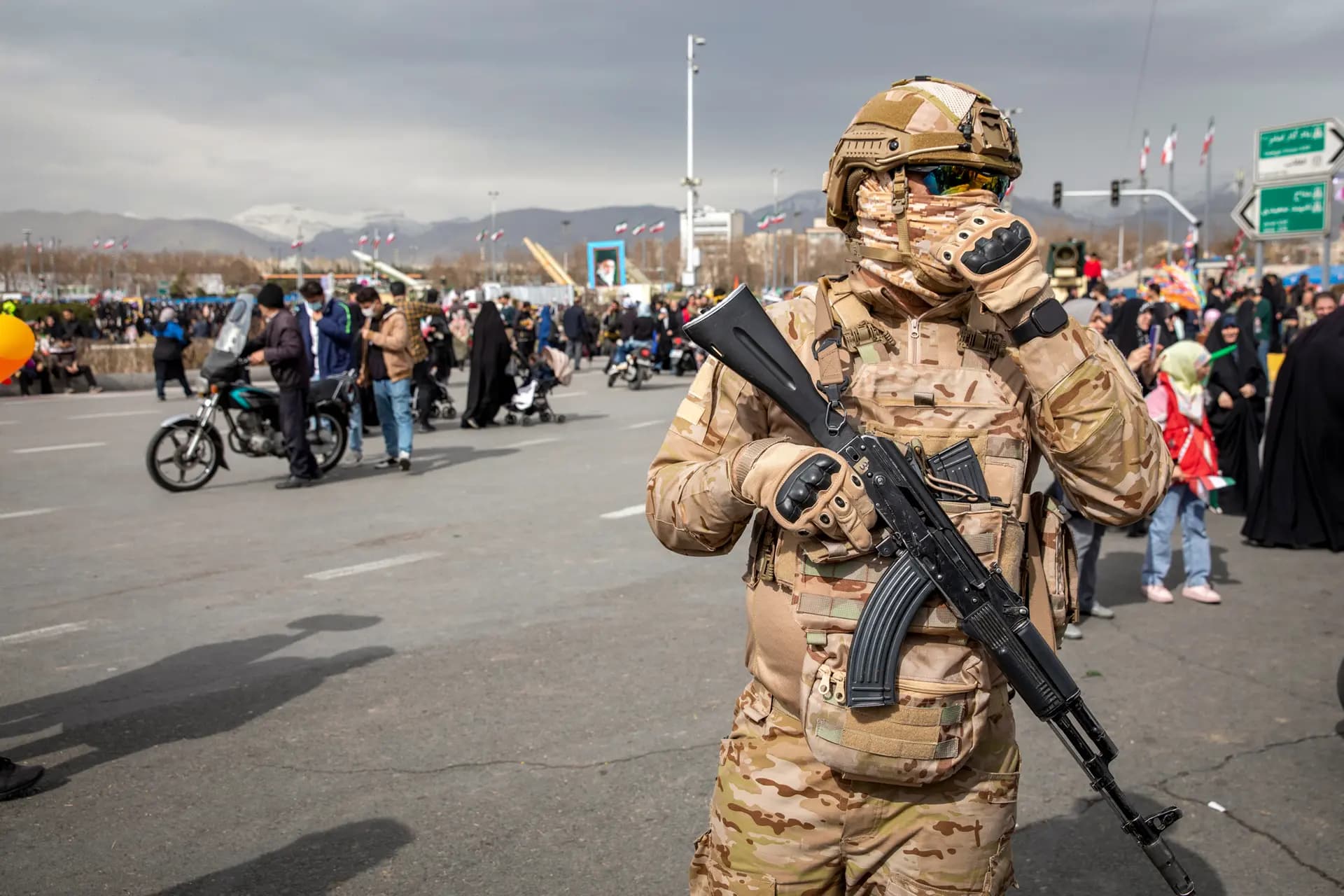 Un soldado de las fuerzas especiales iraníes monta guardia durante las conmemoraciones del aniversario de la Revolución Iraní de 1979 en Teherán, Irán, el 11 de febrero de 2026. (Majid Saeedi/Getty Images).
