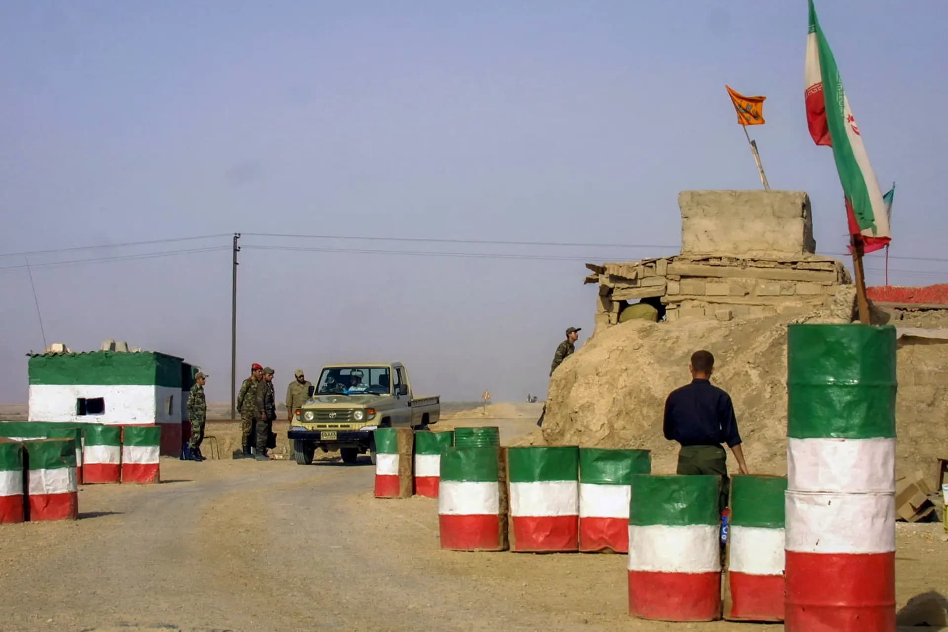 Un auto pasa por un puesto de control de la Guardia Revolucionaria Iraní en la carretera entre Ahvaz y Khorramshahr, Irán, el 4 de abril de 2003. (Henghameh Fahimi/AFP vía Getty Images).