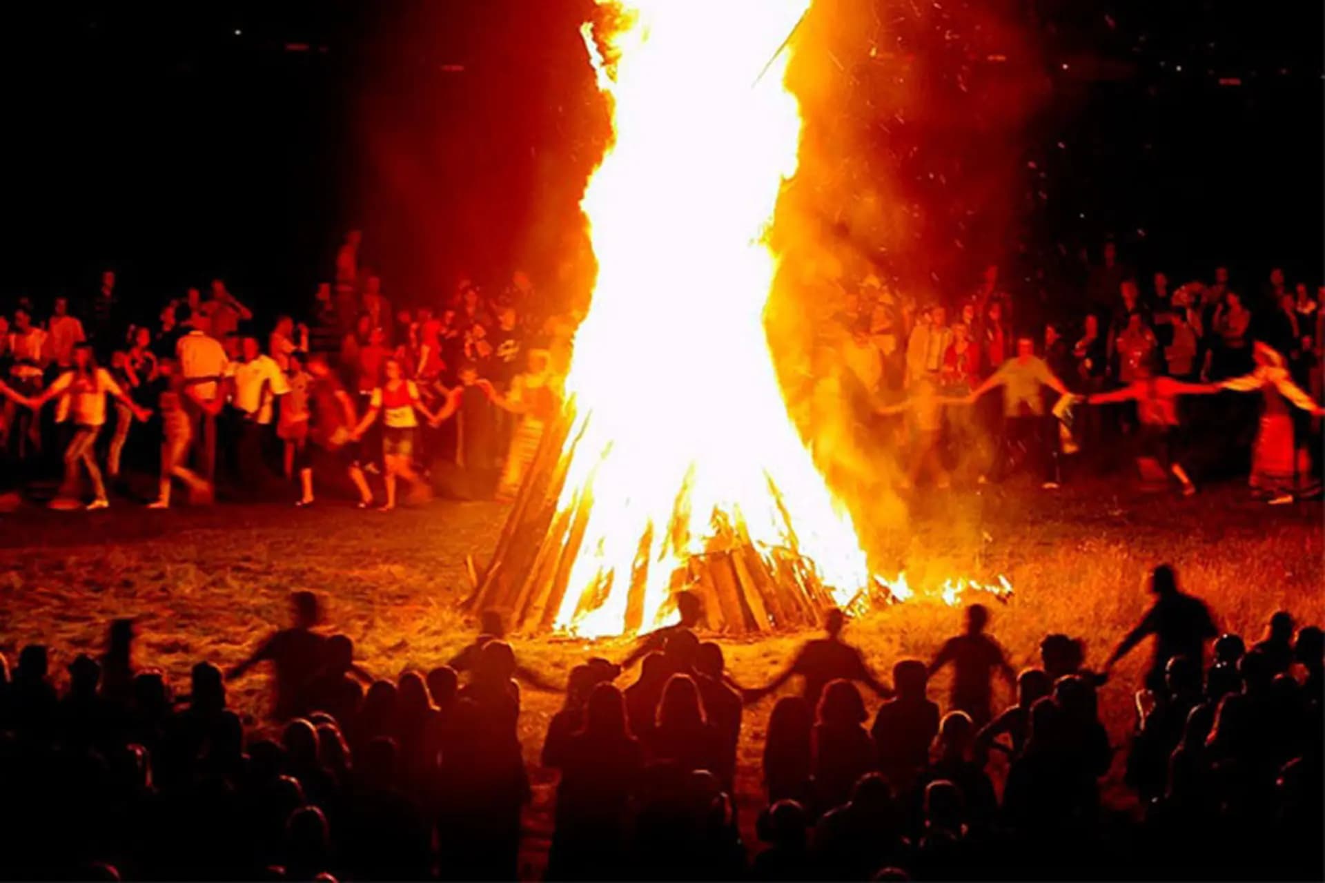 (Chaharshanbe Suri, una fiesta iraní que se celebra la víspera del último miércoles del año, en la que la gente salta sobre hogueras, baila y celebra en las calles, en Irán. CC BY-SA 4.0).