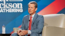 Gobernador de Georgia firma proyecto de ley que suspende impuesto estatal a la gasolina por 60 días