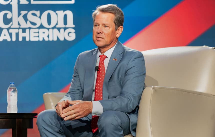 El gobernador republicano Brian Kemp interviene en un evento organizado por el locutor de radio conservador Erick Erickson, el 18 de agosto de 2023 en Atlanta, Georgia. (Megan Varner/Getty Images)