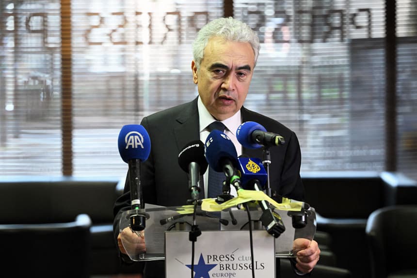 El director ejecutivo de la Agencia Internacional de Energía (AIE), Fatih Birol, ofrece una rueda de prensa en Bruselas, el 6 de marzo de 2026. (Nicolas TUCAT/AFP vía Getty Images)