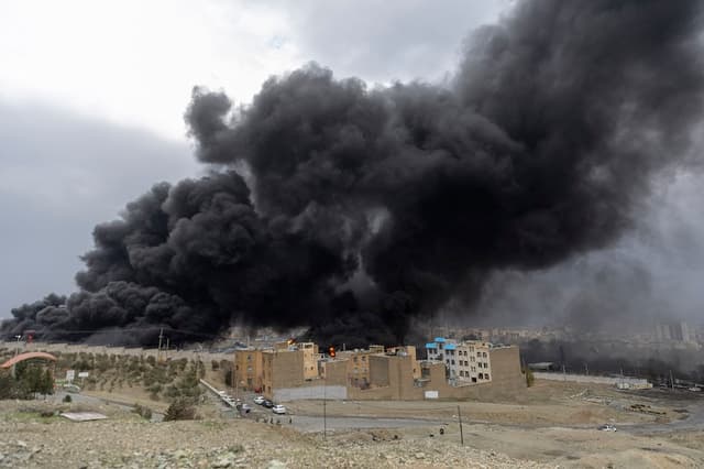 Se elevan columnas de humo tras los ataques aéreos perpetrados durante la noche contra depósitos de petróleo el 8 de marzo de 2026 en Teherán, Irán. (Majid Saeedi/Getty Images)