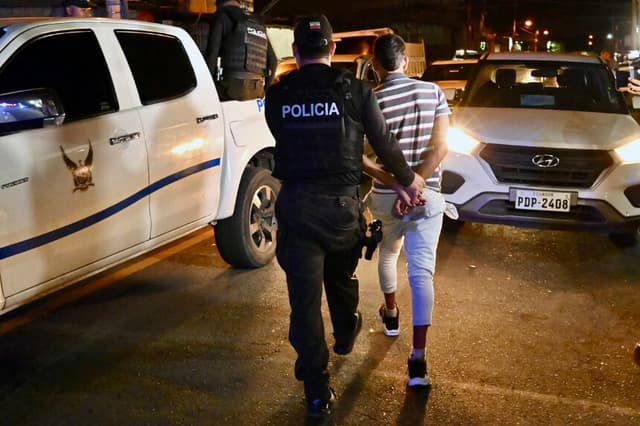 Agentes de la Policía Nacional detienen a un hombre durante una operación de control en Guayaquil, Ecuador, el 20 de marzo de 2026. (MARCOS PIN / AFP vía Getty Images)