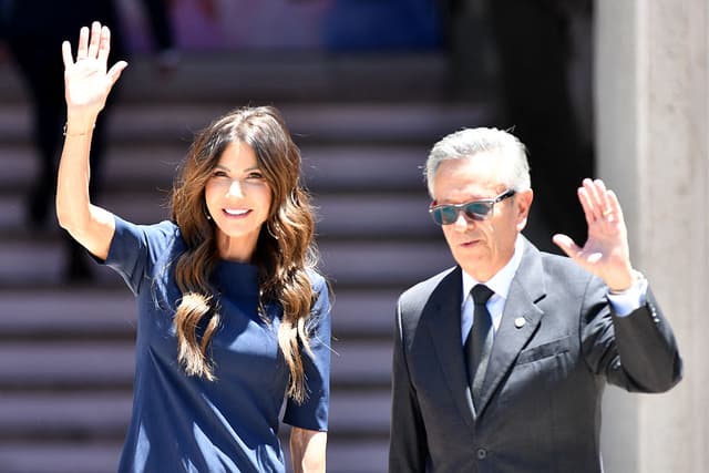 Kristi Noem (izquierda), enviada especial del Programa Escudo de las Américas de Estados Unidos, y el embajador de Honduras en Estados Unidos, Roberto Flores Bermúdez, saludan a la prensa a su llegada a Tegucigalpa para una reunión con el presidente de Honduras, Nasry Asfura, el 22 de marzo de 2026. (Foto de Orlando Sierra / AFP vía Getty Images)