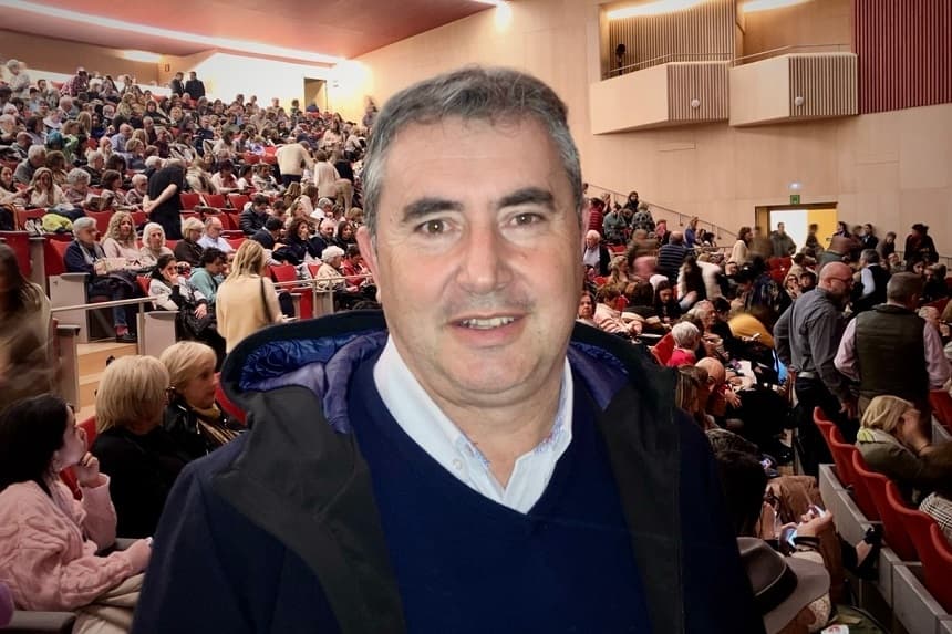 Alberto Iglesias Ruiz, alcalde de Cardeñajimeno, asistió al espectáculo de Shen Yun en el Teatro Fórum Evolución de Burgos, España, el 19 de marzo de 2026. (Bartolomé Suau/The Epoch Times)
