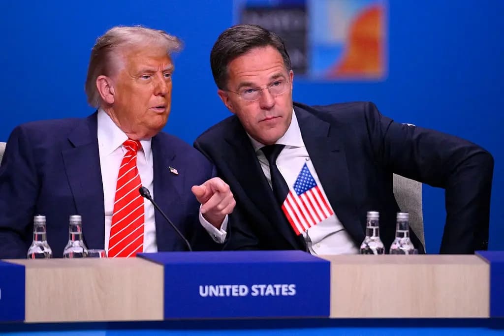 El presidente Donald Trump y el secretario general de la OTAN, Mark Rutte, hablan al inicio de una cumbre de líderes de la OTAN en La Haya, Países Bajos, el 25 de junio de 2025. (John Thys/AFP vía Getty Images)