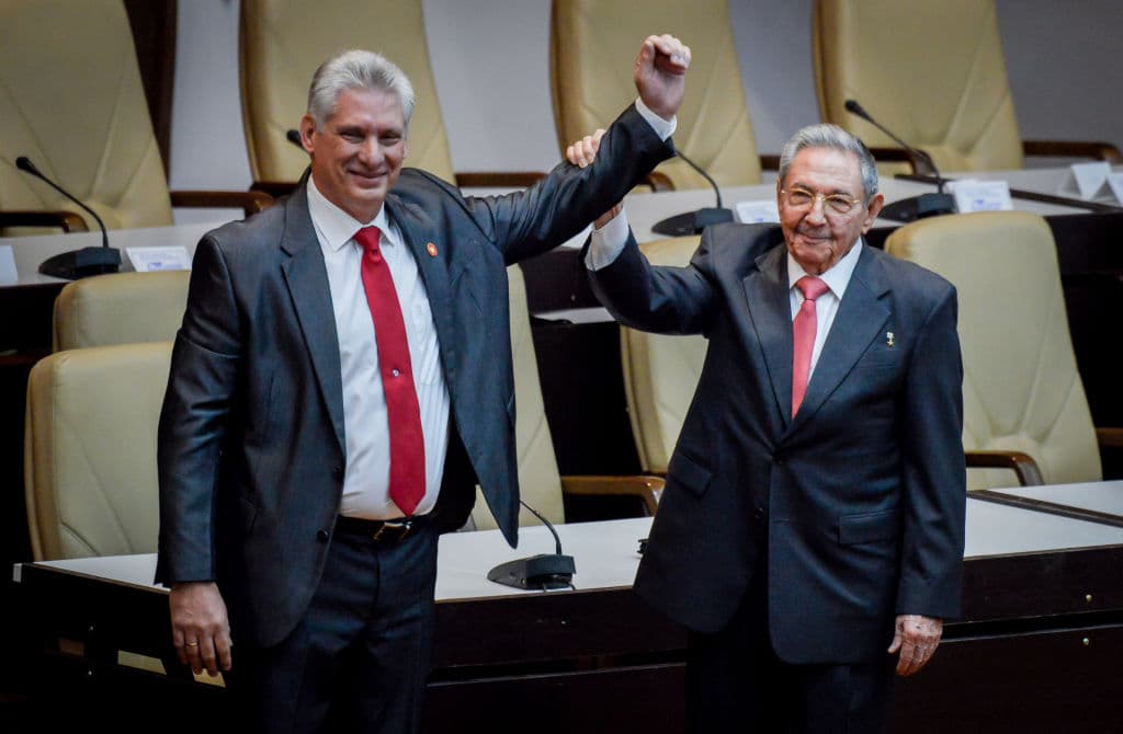 <em>Raúl Castro levanta el brazo del recién elegido presidente cubano Miguel Díaz-Canel durante la Asamblea Nacional en el Palacio de Convenciones el 19 de abril de 2018 en La Habana, Cuba. Díaz-Canel será el primer presidente cubano no perteneciente a la familia Castro desde 1976. Raúl Castro deja el cargo tras 12 años en el poder. (Foto de Adalberto Roque-Pool/Getty Images)</em>