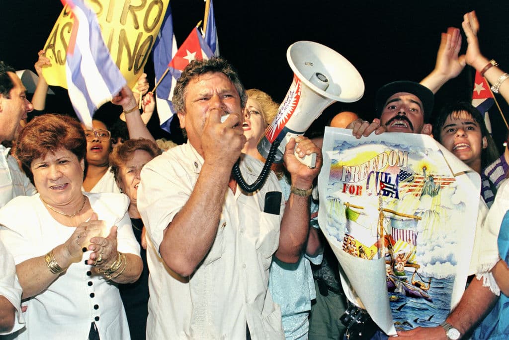 <em>Cientos de cubanoamericanos se congregaron en el aeropuerto de Opa-Locka, al noroeste de Miami, el 24 de febrero de 1996 para una manifestación tras enterarse de que dos aviones de "Hermanos al Rescate" habían sido derribados por cazas cubanos sobre aguas internacionales cerca de Cuba. (Foto de RHONA WISE/AFP vía Getty Images)</em>