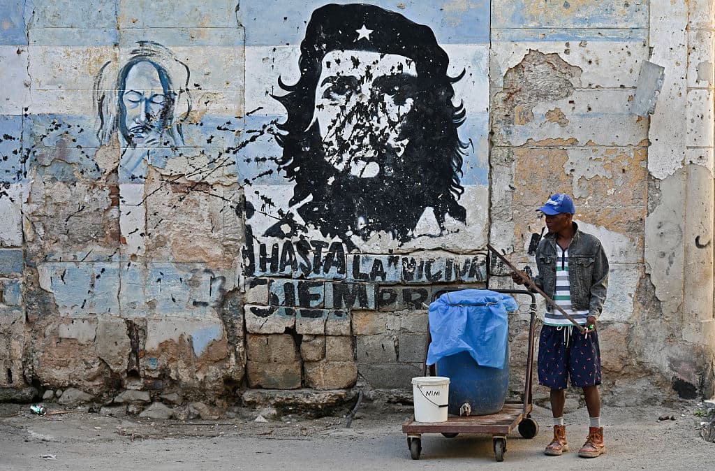 <em>Un hombre se encuentra junto a un mural que representa al líder revolucionario argentino Ernesto "Che" Guevara con la inscripción "Hasta la victoria, siempre" en La Habana, el 25 de febrero de 2026. (Foto de YAMIL LAGE / AFP vía Getty Images)</em>