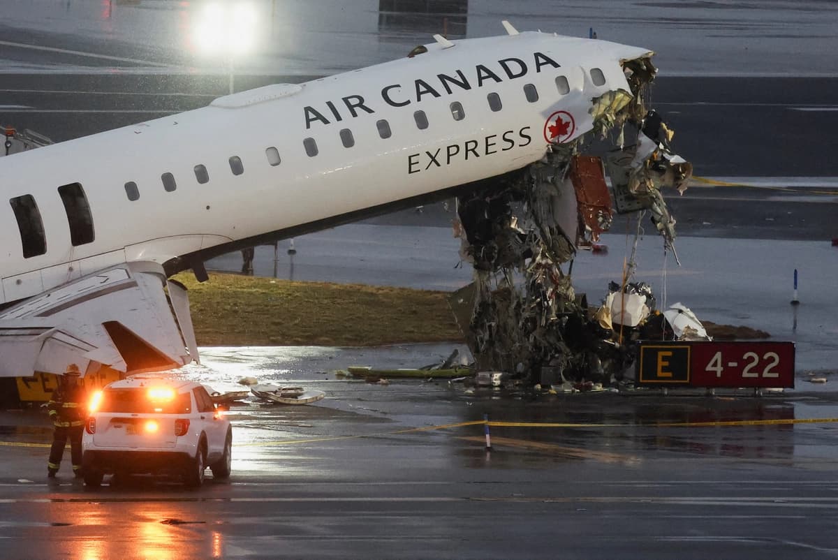 Restos de un avión de Air Canada Express dañado tras colisionar con un vehículo terrestre en el aeropuerto LaGuardia de Nueva York, en Queens, Nueva York, 23 de marzo de 2026.   (Reuters/Shannon Stapleton).