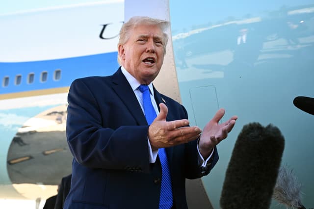 El presidente de Estados Unidos, Donald Trump, habla con los periodistas antes de subir al Air Force One en el Aeropuerto Internacional de Palm Beach el 23 de marzo de 2026 en West Palm Beach, Florida. (Roberto Schmidt/Getty Images)