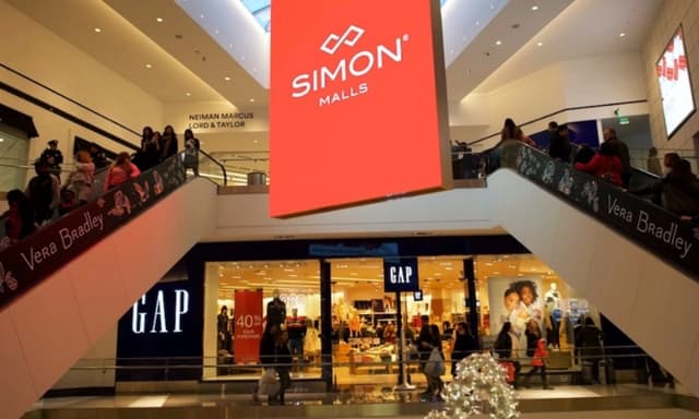 Los compradores llenan las escaleras mecánicas del centro comercial King of Prussia Mall, propiedad de Simon Property Group, el mayor espacio comercial minorista de EE. UU., en King of Prussia, Pensilvania, el 8 de diciembre de 2018. (Mark Makela/Reuters)