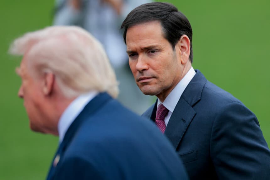 El secretario de Estado de EE. UU., Marco Rubio (R), observa cómo el presidente de EE. UU., Donald Trump, se detiene para hablar con los periodistas al salir de la Casa Blanca el 20 de marzo de 2026 en Washington, D. C. El presidente Trump se dirige a Florida para pasar el fin de semana en su complejo turístico de Mar-a-Lago. (Heather Diehl/Getty Images).