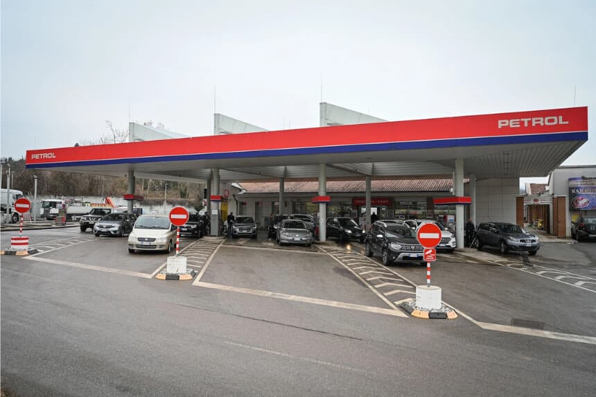 Los conductores, en su mayoría de Italia, hacen cola en sus coches para acceder a precios de combustible más bajos en una gasolinera de Dobrovo, Eslovenia, cerca de la frontera entre Eslovenia e Italia, el 16 de marzo de 2022.  (Jure Makovec/AFP vía Getty)