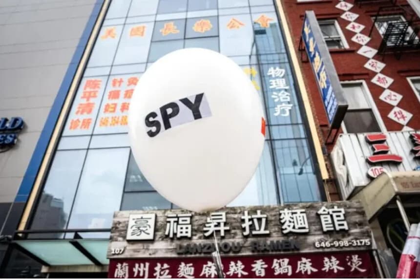 Un globo se sostiene en una conferencia de prensa y mitin frente a la America ChangLe Association, destacando la represión transnacional de Beijing, en la ciudad de Nueva York el 25 de febrero de 2023. Una estación policial china en el extranjero, ahora cerrada, estaba ubicada dentro del edificio de la asociación. (Samira Bouaou/The Epoch Times).