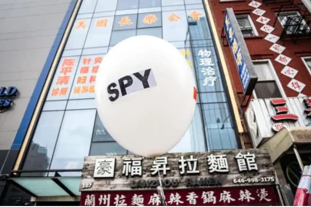 Un globo se sostiene en una conferencia de prensa y mitin frente a la America ChangLe Association, destacando la represión transnacional de Beijing, en la ciudad de Nueva York el 25 de febrero de 2023. Una estación policial china en el extranjero, ahora cerrada, estaba ubicada dentro del edificio de la asociación. (Samira Bouaou/The Epoch Times).