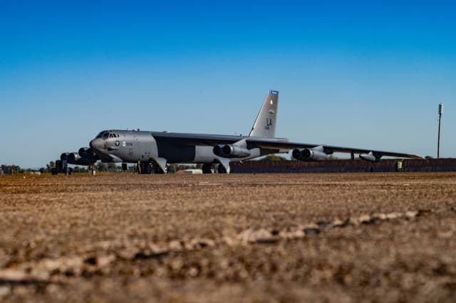 Un avión B-52H Stratofortress de la Fuerza Aérea de los Estados Unidos, perteneciente a la 2.ª Ala de Bombardeo, se encuentra en la pista de la Base Aérea Barksdale, Luisiana, el 19 de octubre de 2025. (Fotografía de la Fuerza Aérea de los Estados Unidos por el aviador de primera clase Laiken King).