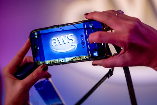 Un asistente fotografía el logotipo de AWS durante AWS re:Invent 2025, una conferencia organizada por Amazon Web Services, celebrada en el Venetian Convention & Expo Center el 2 de diciembre de 2025 en Las Vegas, Nevada. (Noah Berger/Getty Images para Amazon Web Services).