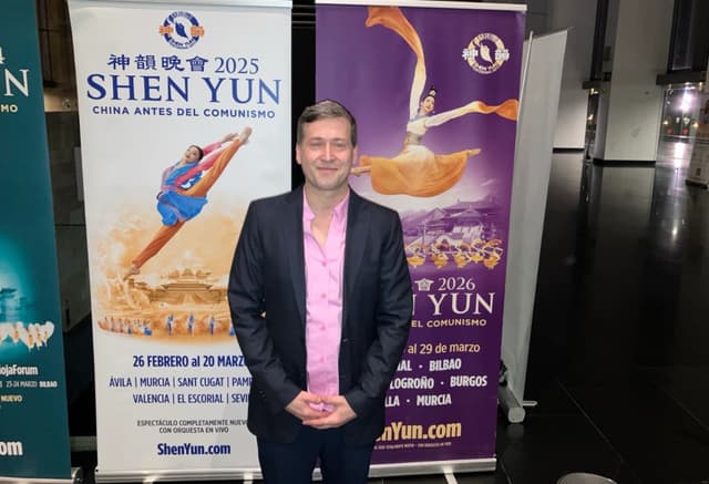 David Rodríguez Rodrigo, deportista profesional y cantante, disfruta del espectáculo de Shen Yun Performing Arts en el Teatro Riojaforum de Logroño, España, el 13 de marzo de 2026. (Bartolomé Suau/The Epoch Times)