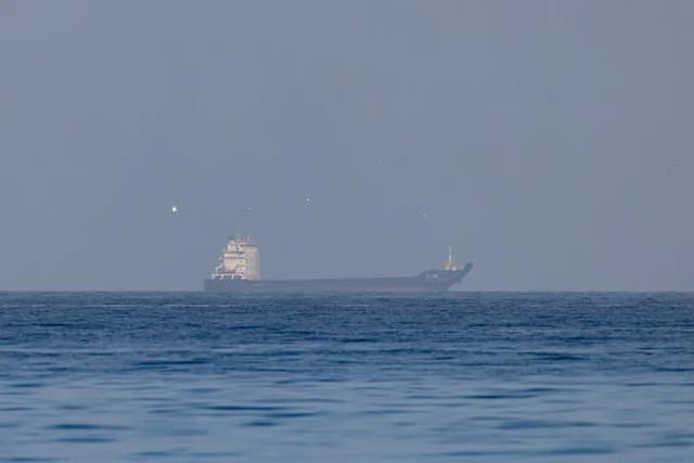 Se observa el buque de carga Ali 25 cerca del estrecho de Ormuz, frente a la costa norte de Ras al-Jaimah, en los Emiratos Árabes Unidos, el 22 de marzo de 2026. (Stringer/Getty Images)

