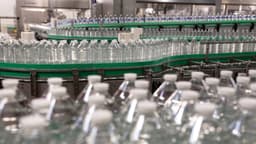 El agua embotellada contiene 3 veces más nanoplásticos que el agua del grifo