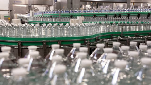 El agua embotellada contiene 3 veces más nanoplásticos que el agua del grifo