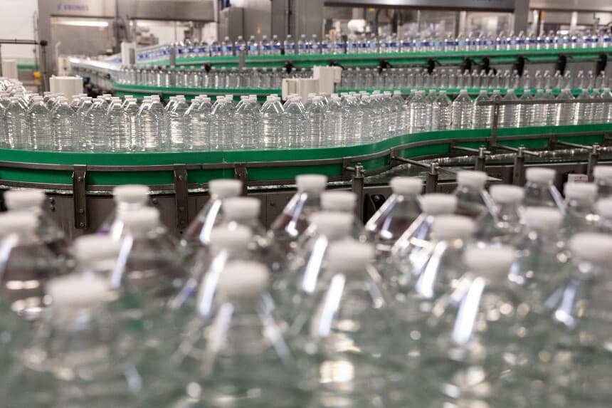 Botellas de agua antes de ser etiquetadas al este de París, el 27 de febrero de 2026. (Foto de Thomas SAMSON / AFP vía Getty Images)
