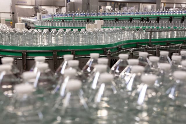 Botellas de agua antes de ser etiquetadas al este de París, el 27 de febrero de 2026. (Foto de Thomas SAMSON / AFP vía Getty Images)