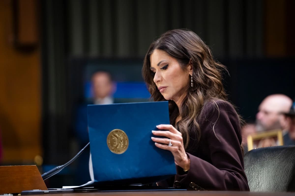 <em>La secretaria de Seguridad Nacional, Kristi Noem, testifica ante el Comité Judicial del Senado en el Capitolio en Washington el 3 de marzo de 2026. (Madalina Kilroy/The Epoch Times)</em>