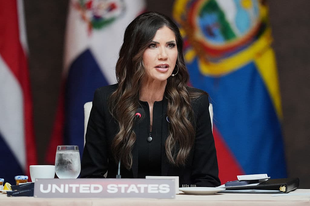 La secretaria de Seguridad Nacional de Estados Unidos, Kristi Noem, pronuncia un discurso durante un almuerzo de trabajo en la Cumbre "Escudo de las Américas" en el Trump National Doral de Miami, Florida, el 7 de marzo de 2026. El presidente Trump recibe a una docena de líderes de derecha de América Latina y el Caribe para debatir los problemas que enfrenta la región, desde el crimen organizado hasta la inmigración ilegal. La cumbre también busca beneficiar a Washington impulsando los intereses estadounidenses en la región y contrarrestando los de potencias extranjeras como China. (Foto de Rebecca Blackwell / POOL / AFP vía Getty Images)