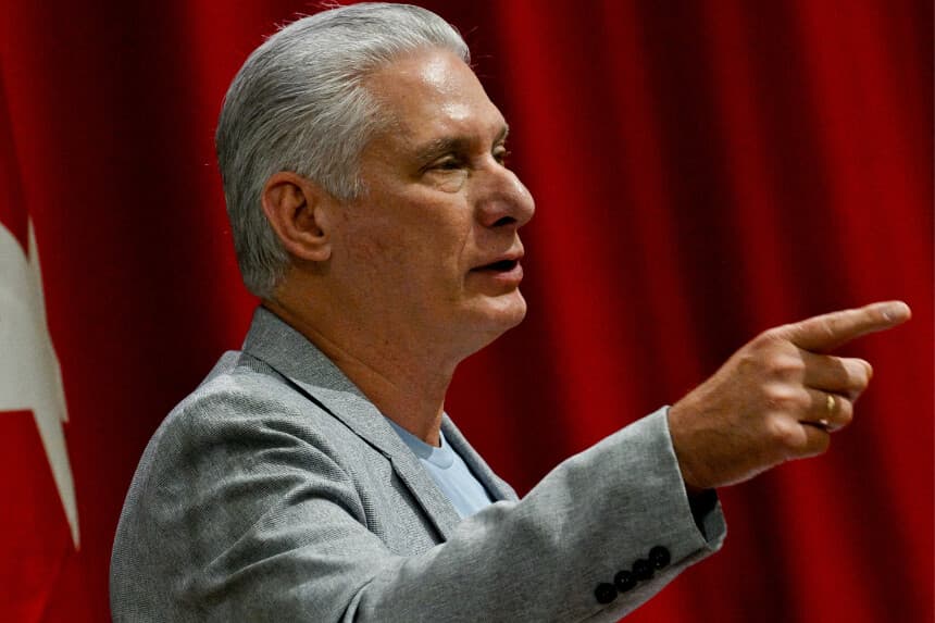 El líder de la dictadura de Cuba, Miguel Díaz-Canel, pronuncia un discurso de bienvenida a los participantes del Convoy Internacional «Nuestra América» en el Palacio de Congresos de La Habana el 20 de marzo de 2026.(ADALBERTO ROQUE / POOL / AFP vía Getty Images)
