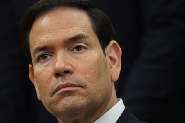 El secretario de Estado de EE. UU., Marco Rubio, escucha durante una reunión entre el presidente Donald Trump y el primer ministro de Irlanda, Micheál Martin, en el Despacho Oval de la Casa Blanca el 17 de marzo de 2026 en Washington, DC. Martin viajó a Estados Unidos para la visita anual del líder irlandés con motivo del Día de San Patricio, donde asistirá a un almuerzo con líderes del Congreso. (Foto de Alex Wong/Getty Images)