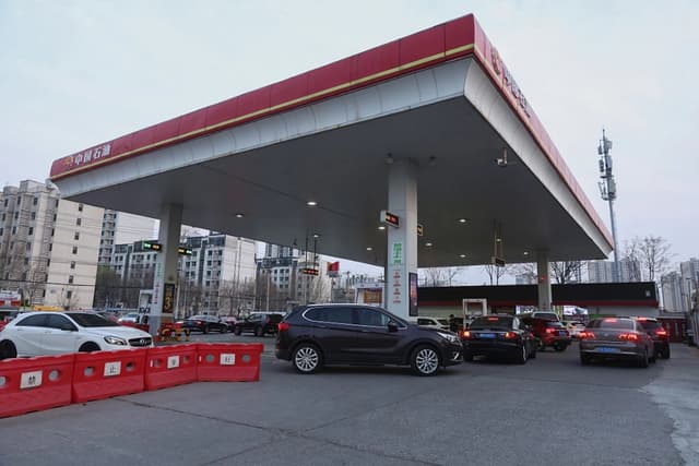 Conductores de automóviles hacen fila para repostar en una gasolinera en Beijing, el 23 de marzo de 2026. (Lintao Zhang/Getty Images)