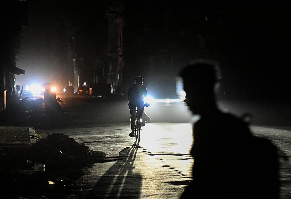 <em>Un hombre monta en bicicleta durante un apagón nacional en La Habana el 21 de marzo de 2026. Un apagón generalizado afectó a toda la isla de Cuba el 21 de marzo de 2026, según informó el Ministerio de Energía, en el segundo apagón nacional en menos de una semana, mientras su red eléctrica sufre las consecuencias del bloqueo petrolero estadounidense. (Foto de Yamil LAGE / AFP vía Getty Images)</em>