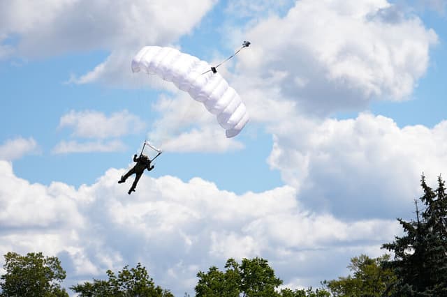 Un paracaidista se prepara para aterrizar en Plymouth, Míchigan, el 24 de agosto de 2025. (Foto de Raj Mehta/Getty Images)