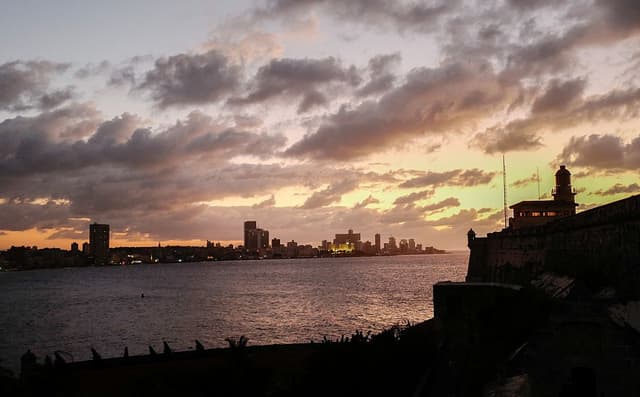Vista general durante un apagón nacional en La Habana el 21 de marzo de 2026. Un apagón afectó a toda la isla de Cuba el 21 de marzo de 2026, según informó el Ministerio de Energía, en el segundo apagón nacional en menos de una semana, mientras su red eléctrica sufre las consecuencias del bloqueo petrolero estadounidense. (Foto de ADALBERTO ROQUE / AFP vía Getty Images)
