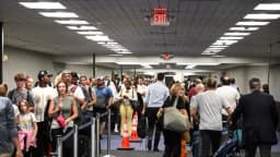 Renuncian cientos de agentes de la TSA mientras aumentan los retrasos en aeropuertos de EE. UU.