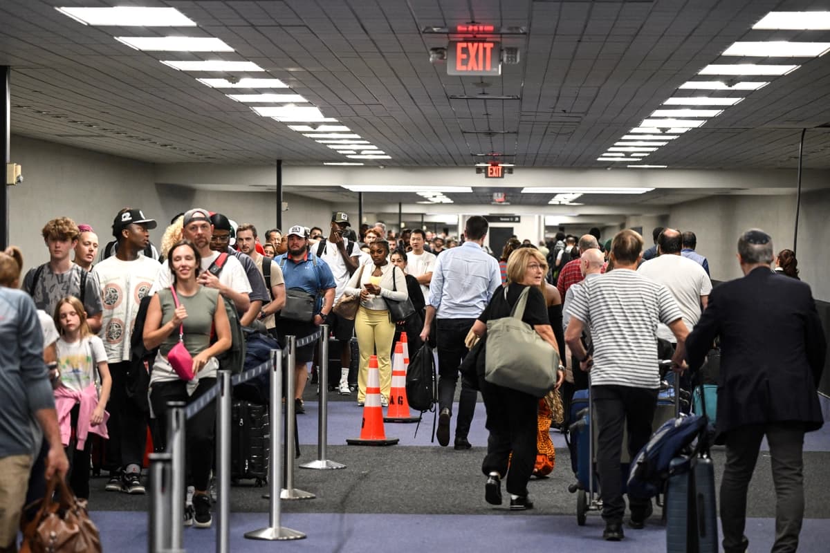 Viajeros hacen largas filas de seguridad en el Aeropuerto Intercontinental George Bush en Houston, Texas, el 23 de marzo de 2026. (Ronaldo Schmidt/AFP vía Getty Images).