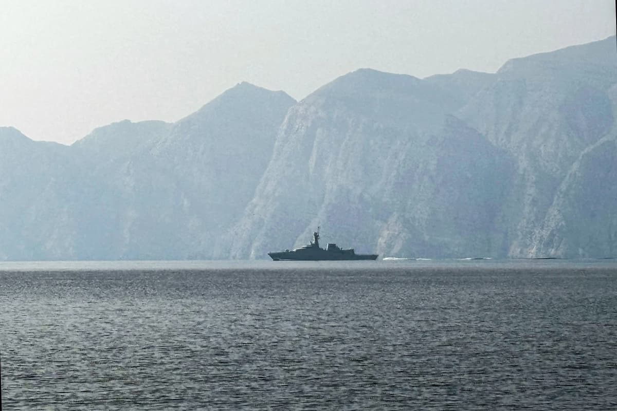 Un buque de la armada en el estrecho de Ormuz, el 1 de marzo de 2026. (Sahar Al Attar/AFP vía Getty Images)