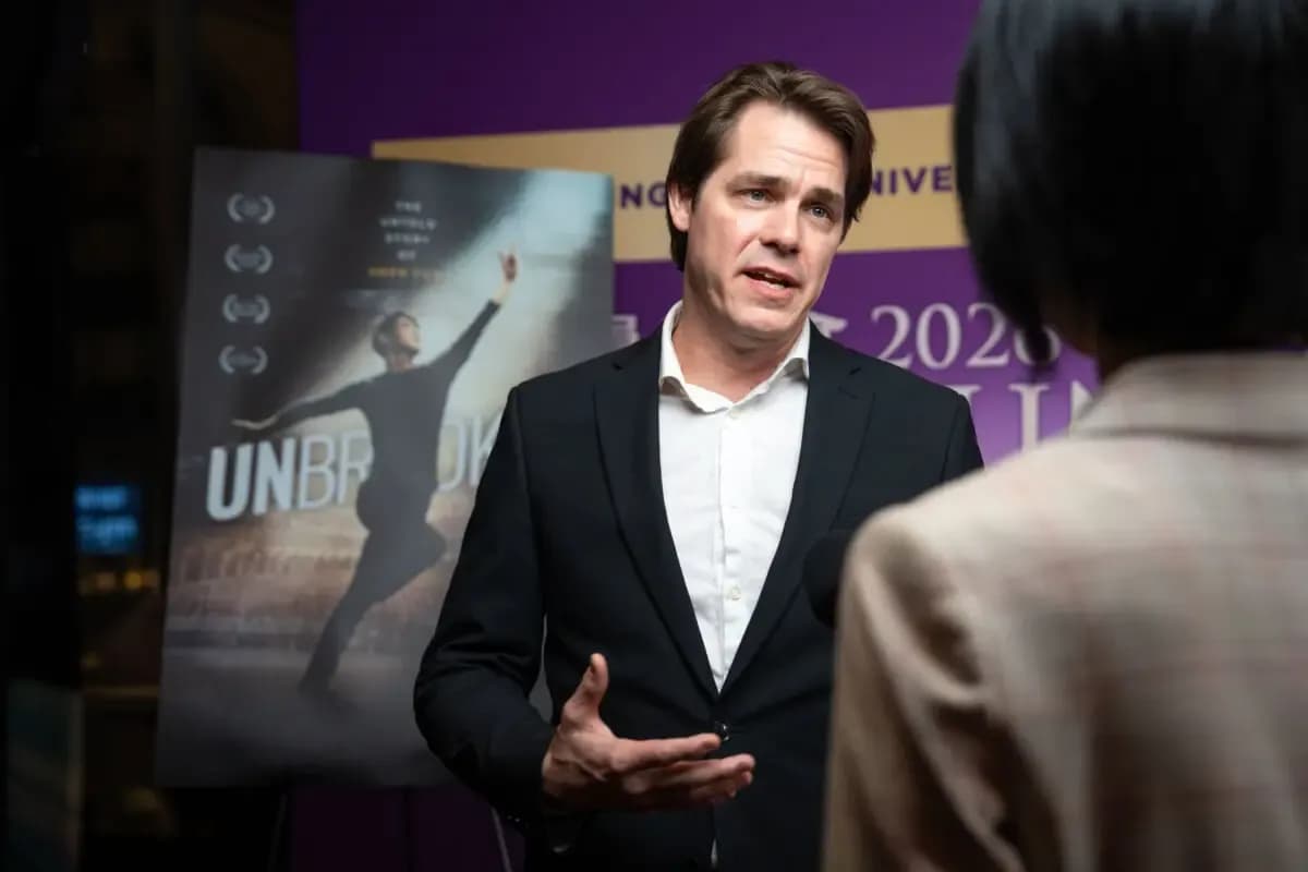 <em>El actor y productor Thomas M. Copeland asiste al estreno mundial de "Unbroken: The Untold Story of Shen Yun" (Inquebrantables: La historia no contada de Shen Yun) en el cine AMC Theater at Lincoln Square de Nueva York el 24 de marzo de 2026. (Samira Bouaou/The Epoch Times).</em>