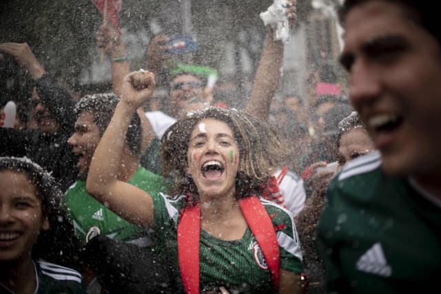 Imagen ilustrativa: Mexicana celebrando en el Ángel de la Independencia. (PEDRO PARDO/AFP via Getty Images)