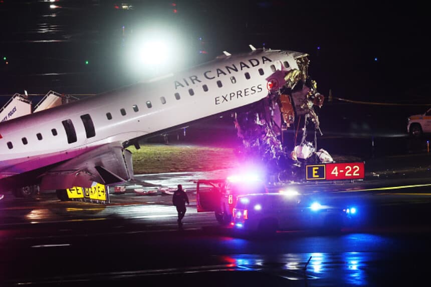 Un avión de Air Canada Express permanece en la pista tras colisionar con un camión de bomberos en el aeropuerto LaGuardia el 23 de marzo de 2026 en la ciudad de Nueva York. Se cree que dos personas han fallecido en el accidente, ocurrido a altas horas de la noche, y que hay decenas de heridos. El avión acababa de aterrizar tras un vuelo procedente de Montreal. (Spencer Platt/Getty Images).