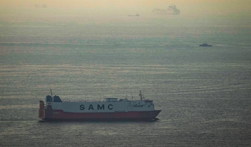 Buques de carga navegan por el Golfo Pérsico hacia el Estrecho de Ormuz en los Emiratos Árabes Unidos, el 19 de marzo de 2026. (Foto AP)